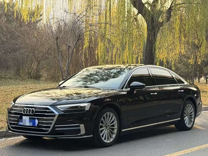 Фото 1 - Audi A8