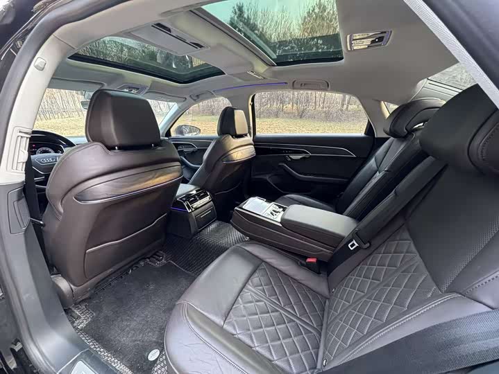 Фото 11 - Audi A8