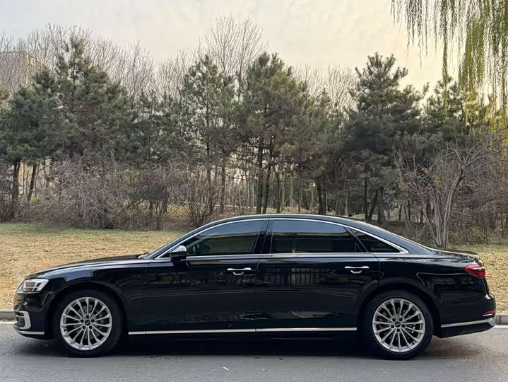 Фото 3 - Audi A8