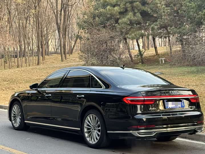 Фото 4 - Audi A8