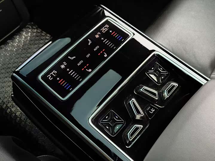 Фото 9 - Audi A8