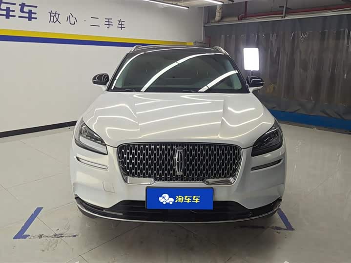 Фото 2 - Lincoln Corsair