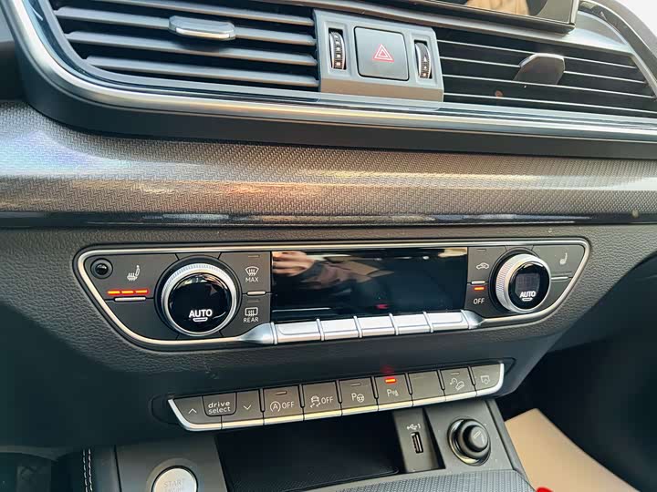 Фото 10 - Audi Q5L