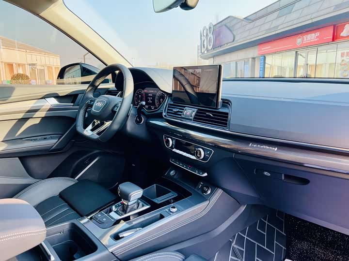 Фото 8 - Audi Q5L