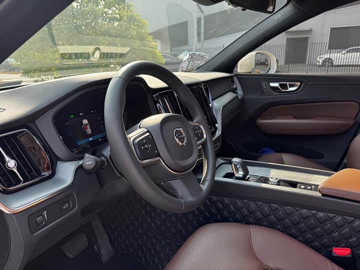 Фото 11 - Volvo XC60