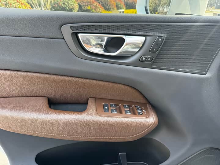 Фото 12 - Volvo XC60