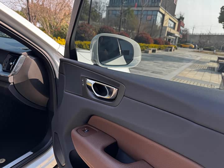 Фото 8 - Volvo XC60