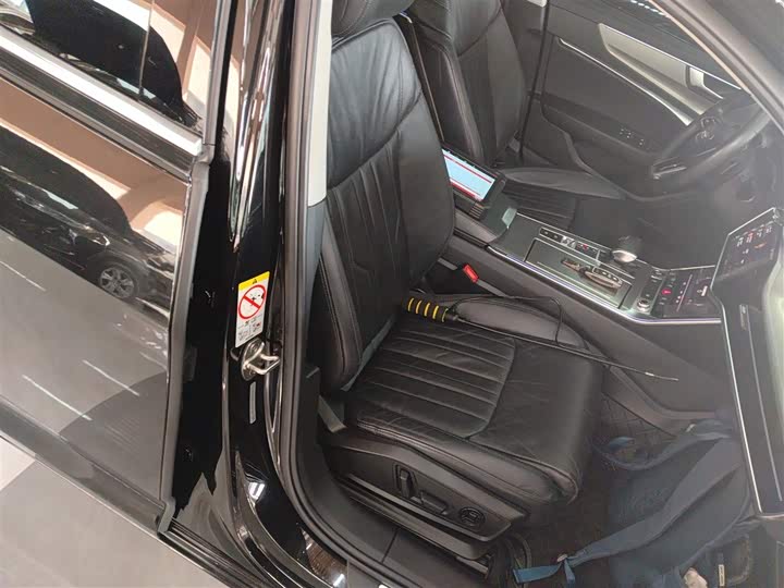 Фото 25 - Audi A6L