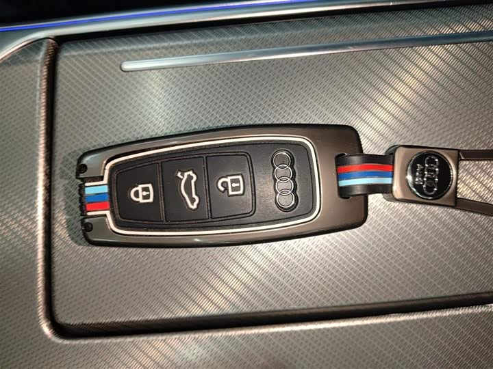 Фото 9 - Audi A6L