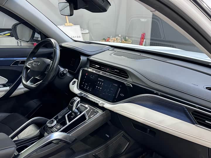 Фото 13 - Geely Atlas