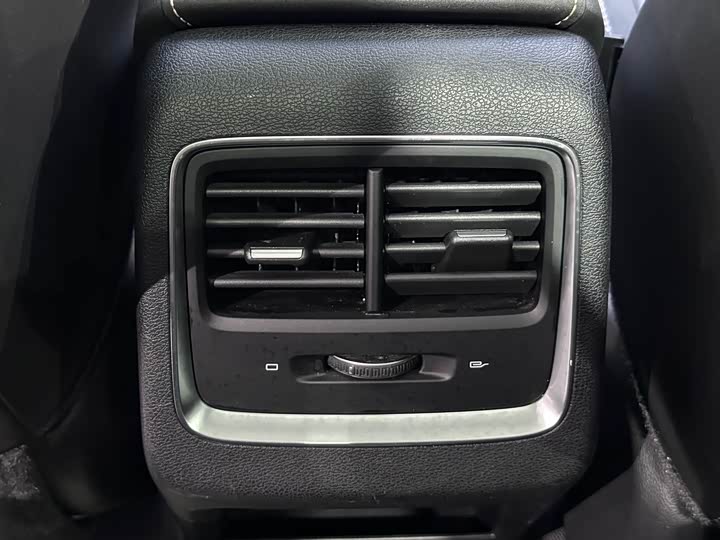 Фото 14 - Geely Atlas