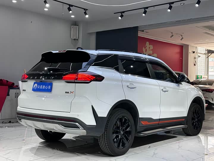 Фото 15 - Geely Atlas