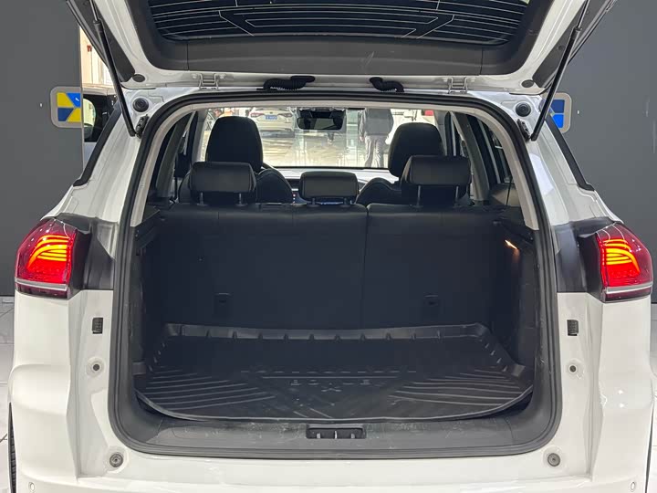 Фото 18 - Geely Atlas