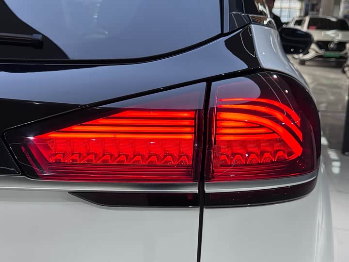 Фото 19 - Geely Atlas