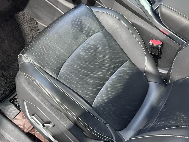 Фото 9 - Geely Atlas