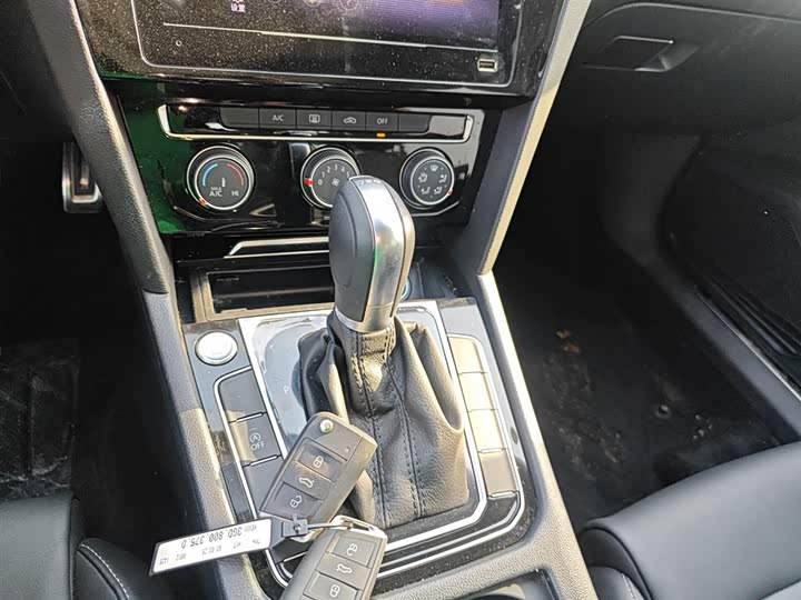 Фото 14 - Volkswagen Magotan