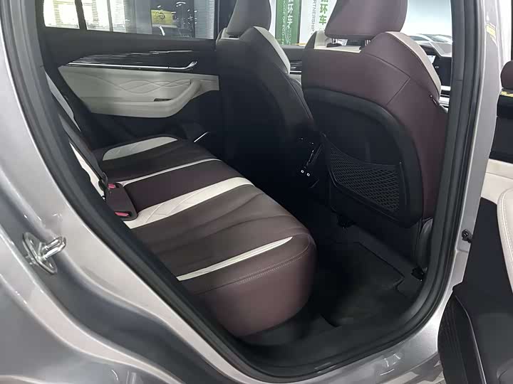 Фото 12 - Geely Monjaro