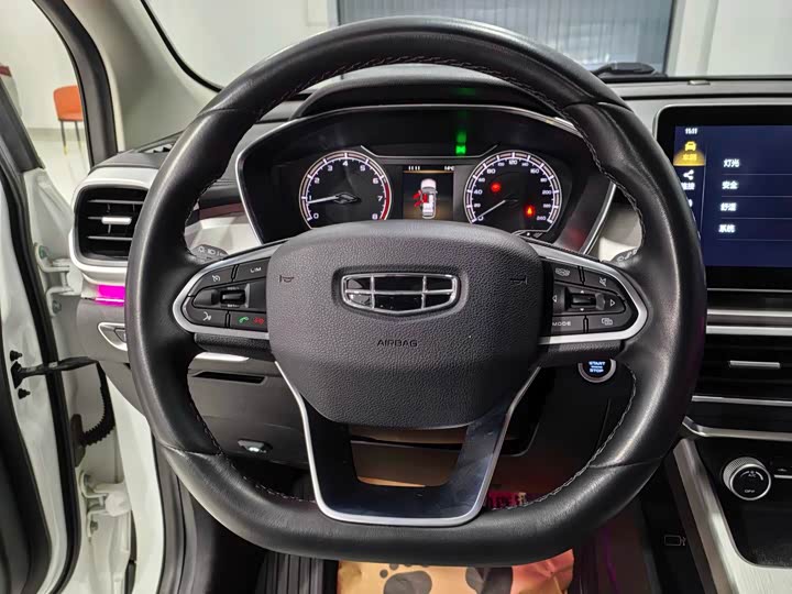 Фото 14 - Geely Coolray