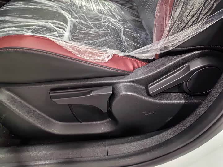 Фото 17 - Geely Coolray