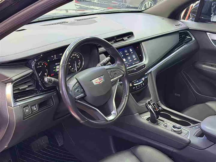 Фото 11 - Cadillac XT6