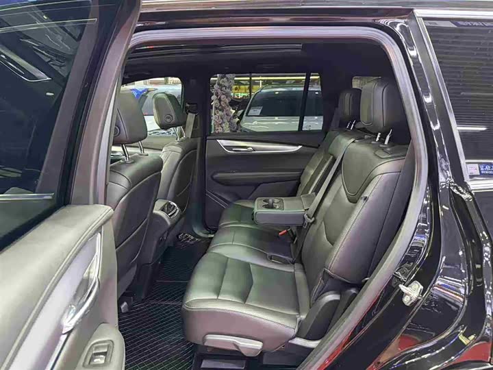 Фото 12 - Cadillac XT6