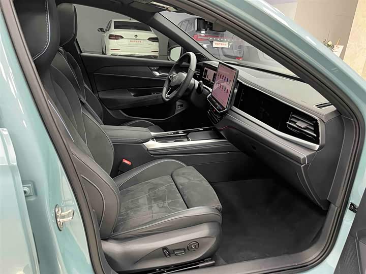 Фото 14 - Volkswagen Passat