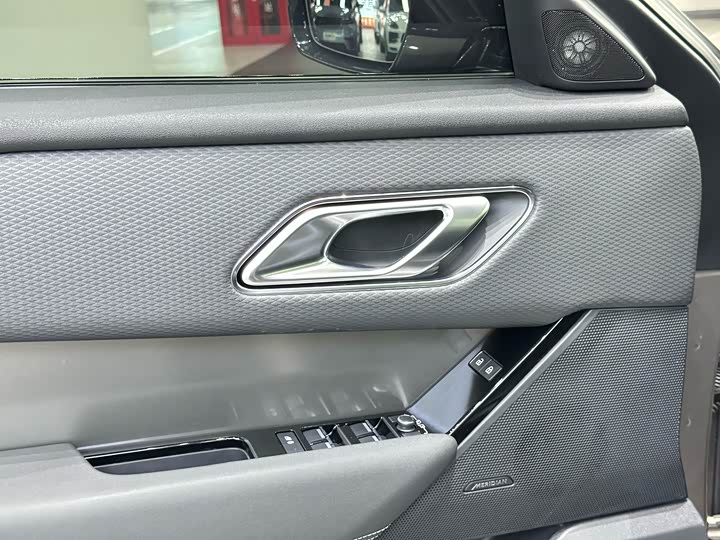 Фото 34 - Land Rover Range Rover Velar