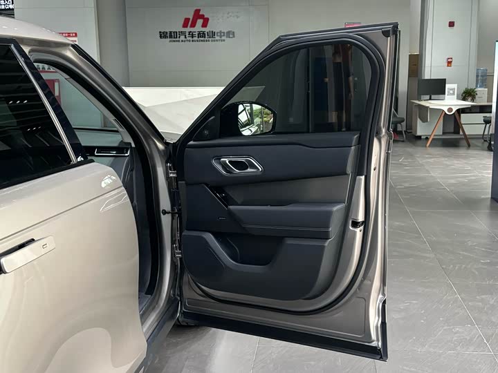 Фото 38 - Land Rover Range Rover Velar