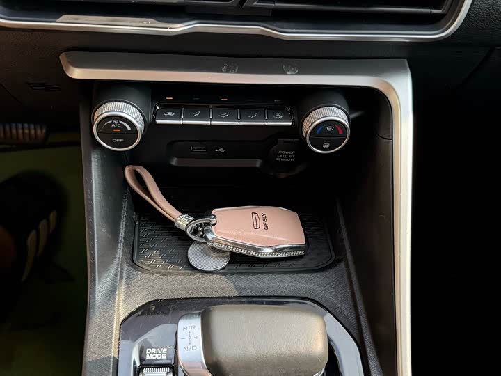 Фото 14 - Geely Coolray