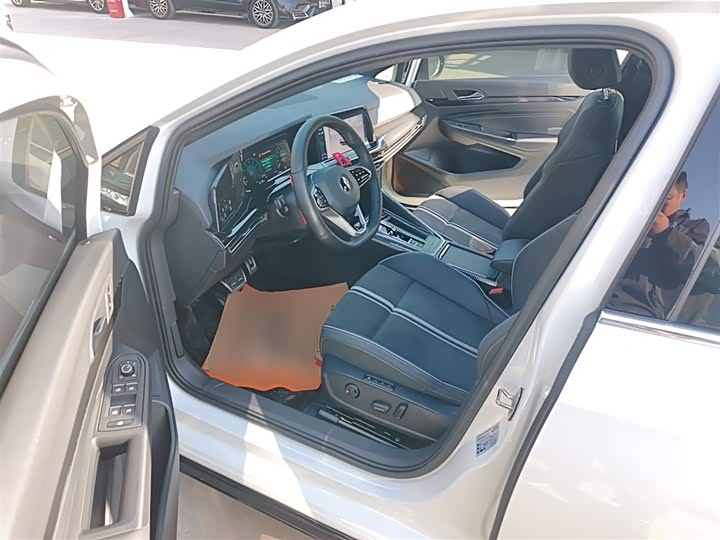 Фото 16 - Volkswagen Golf