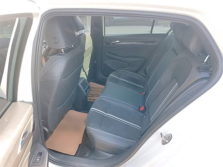 Фото 17 - Volkswagen Golf