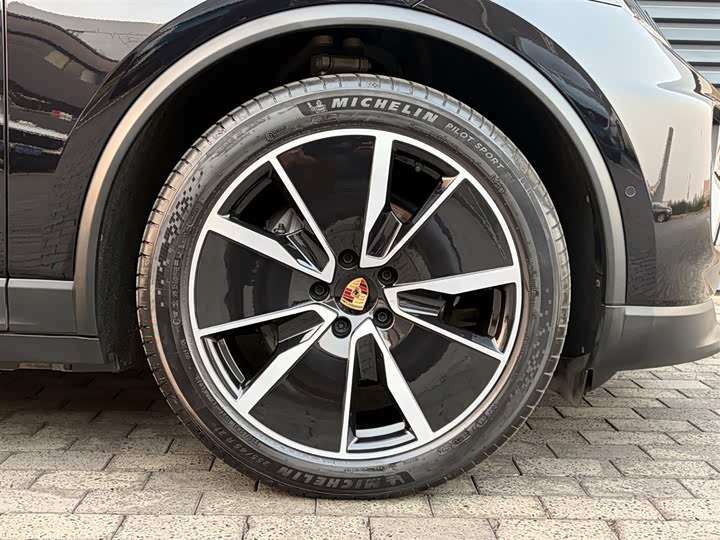 Фото 18 - Porsche Macan EV