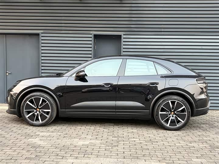 Фото 2 - Porsche Macan EV