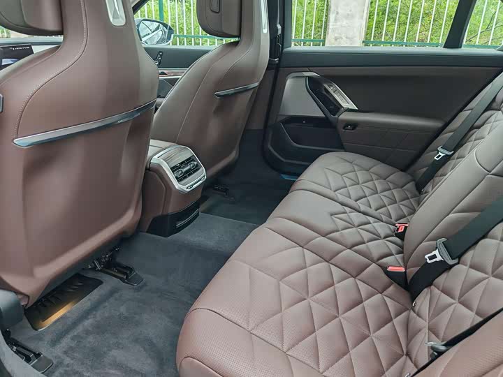 Фото 10 - BMW 7 Series