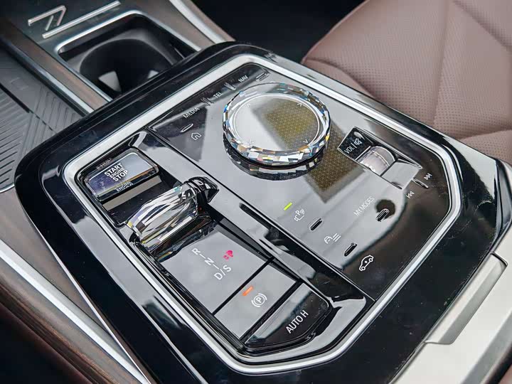 Фото 13 - BMW 7 Series