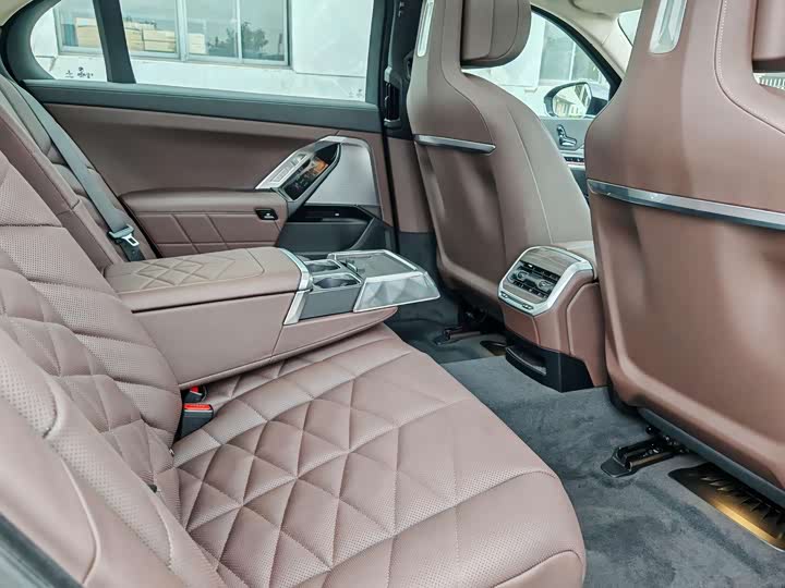 Фото 18 - BMW 7 Series