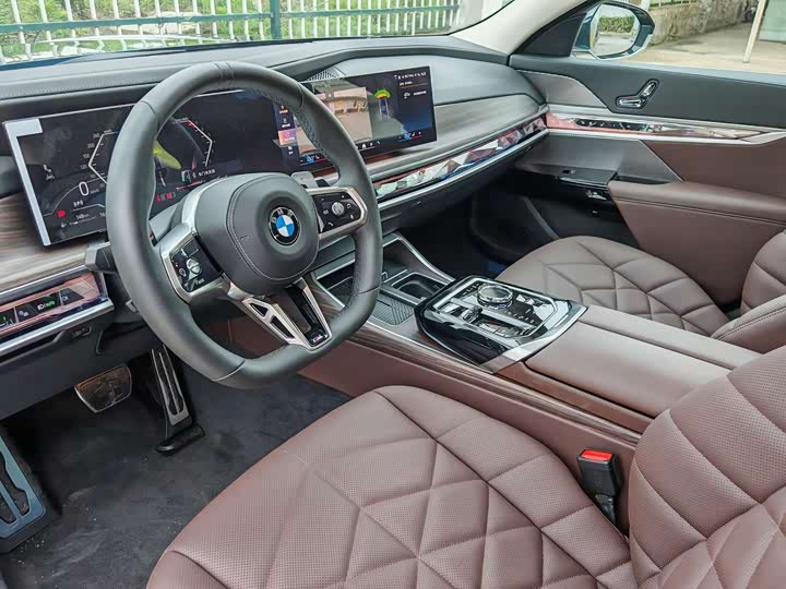 Фото 9 - BMW 7 Series