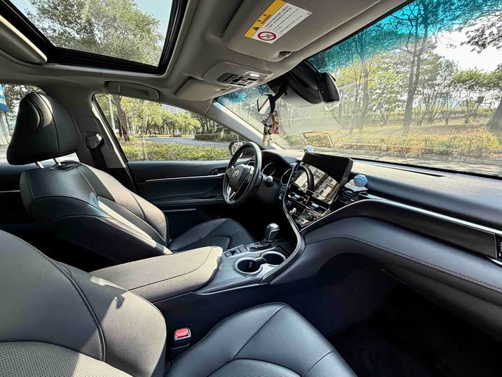 Фото 10 - Toyota Camry