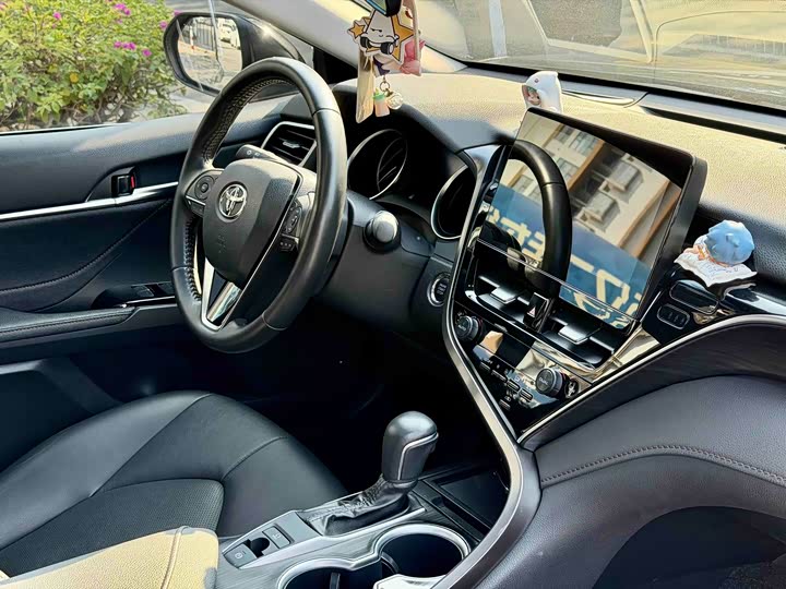 Фото 11 - Toyota Camry