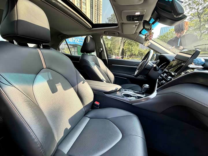 Фото 12 - Toyota Camry