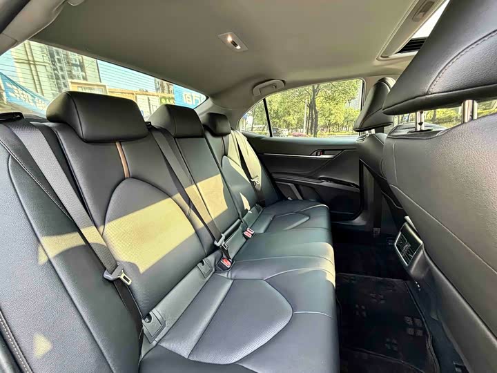 Фото 13 - Toyota Camry