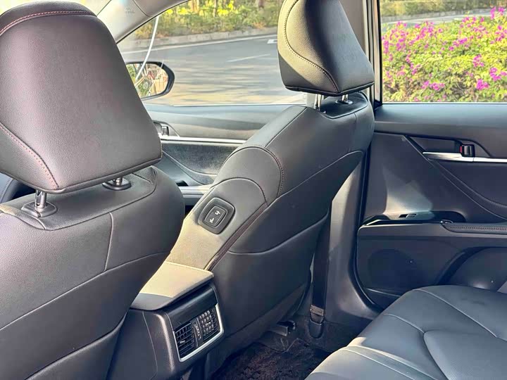 Фото 14 - Toyota Camry