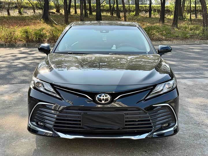 Фото 2 - Toyota Camry
