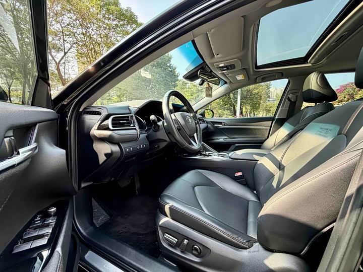 Фото 4 - Toyota Camry