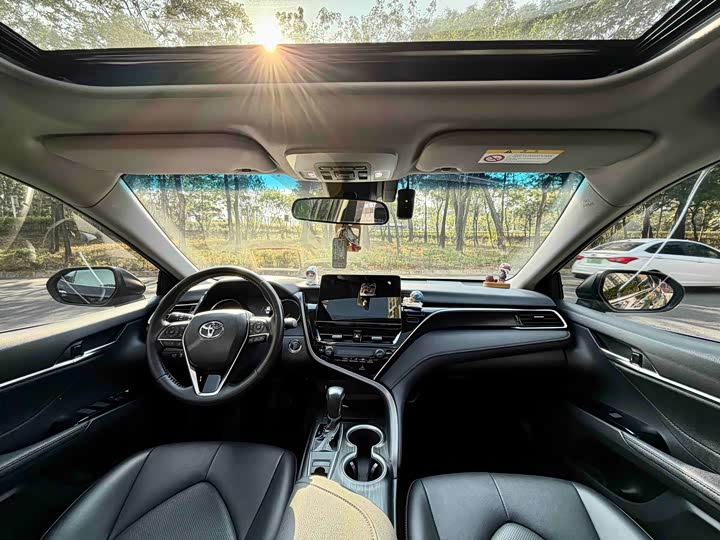 Фото 5 - Toyota Camry