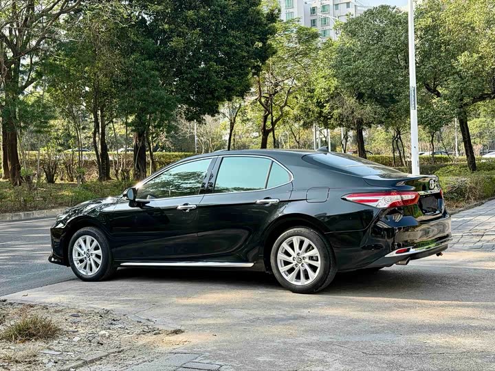 Фото 9 - Toyota Camry