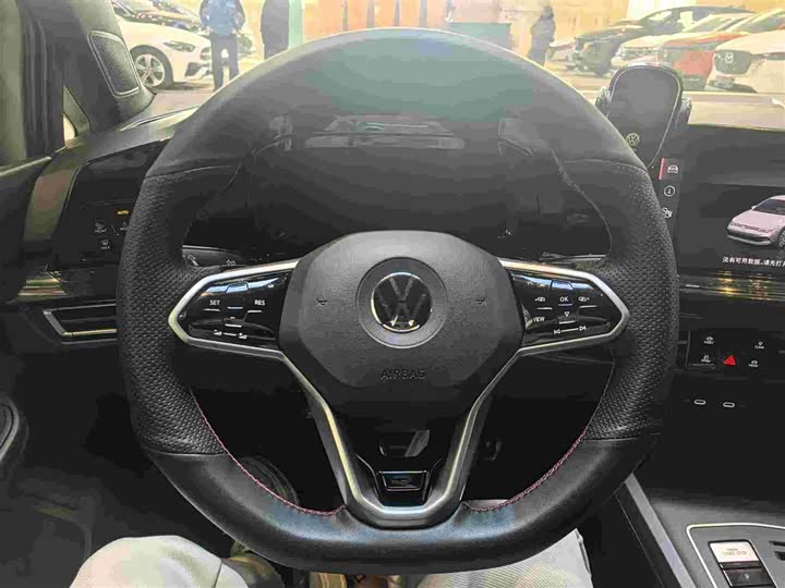 Фото 13 - Volkswagen Golf