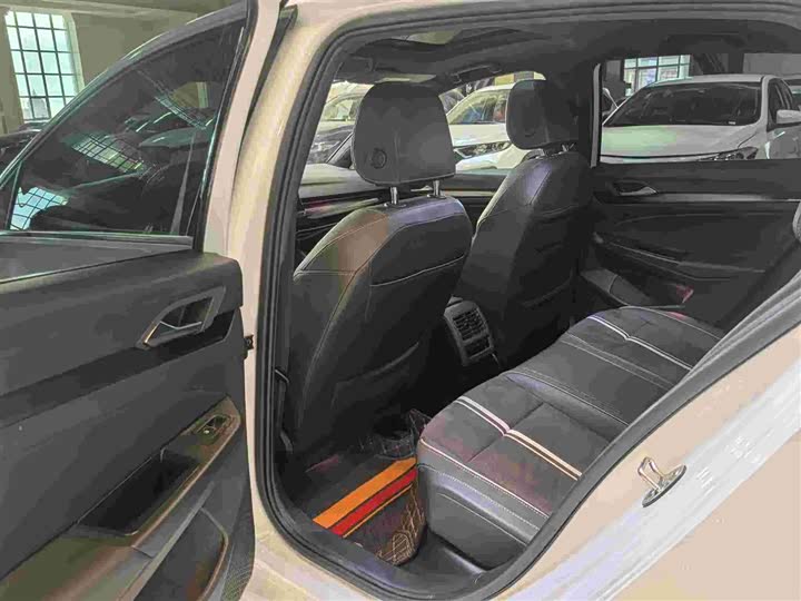 Фото 7 - Volkswagen Golf