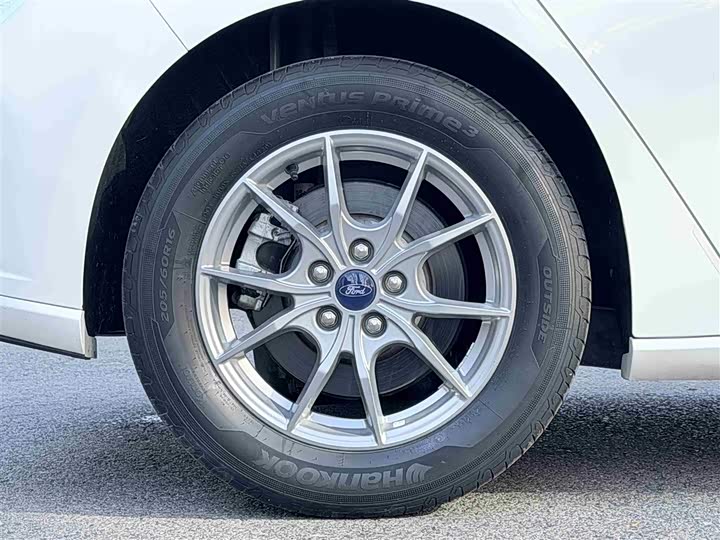 Фото 14 - Ford Focus