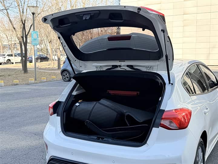 Фото 15 - Ford Focus